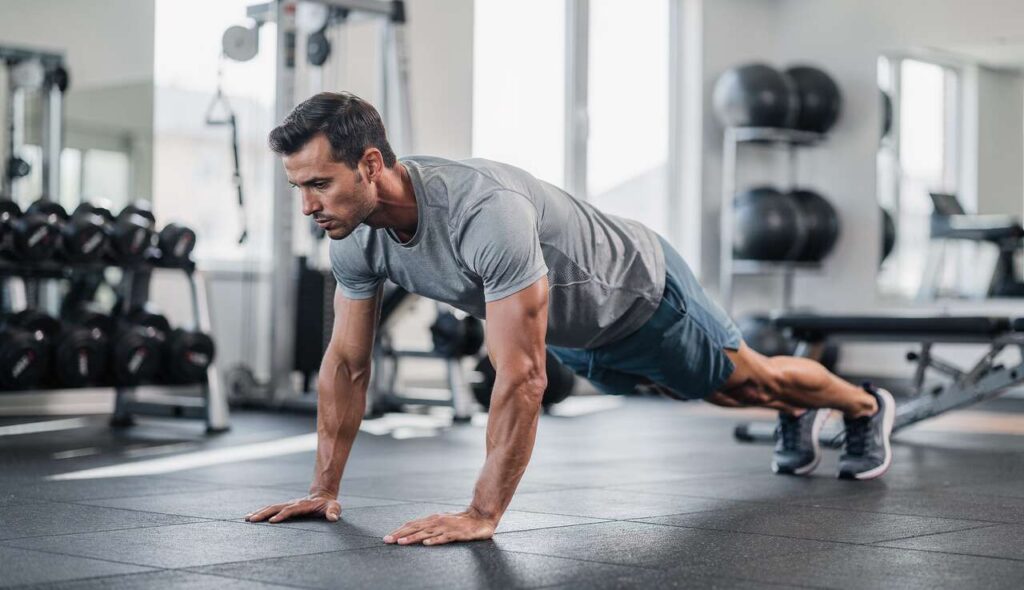 Trener personalny ujawnia: popularne ćwiczenie na brzuch, które szkodzi kręgosłupowi – jak dbać o plecy ?