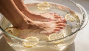 Soda oczyszczona i cytryna na stopy: dermatolodzy tłumaczą, kiedy to naprawdę pomaga